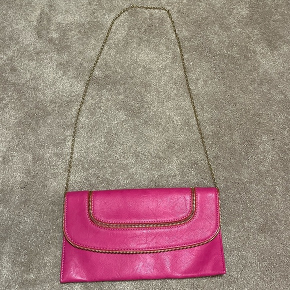 Pink clutch/purse. Snap closure. Gold shoulder removable chain. Zipper design - Picture 7 of 8